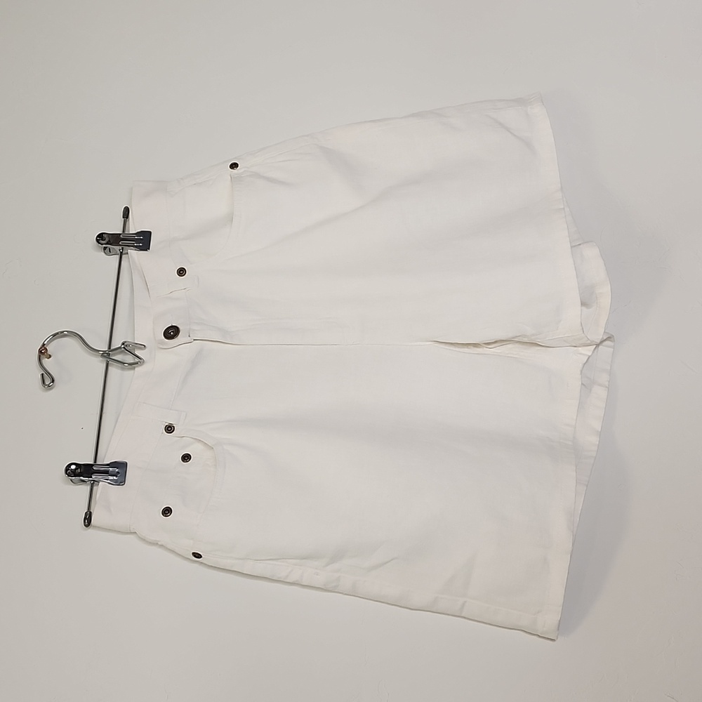 White size 10 Liz Claiborne cotton linen blend shorts.    A14